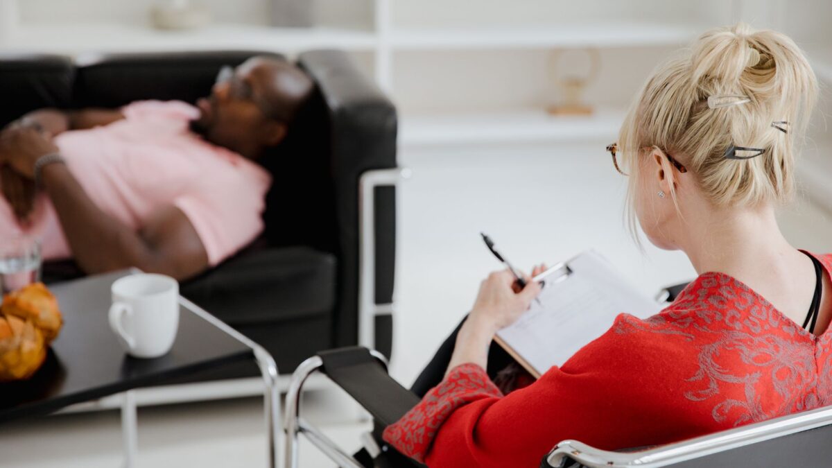 Como a terapia pode ajudar no tratamento da crise de ansiedade?